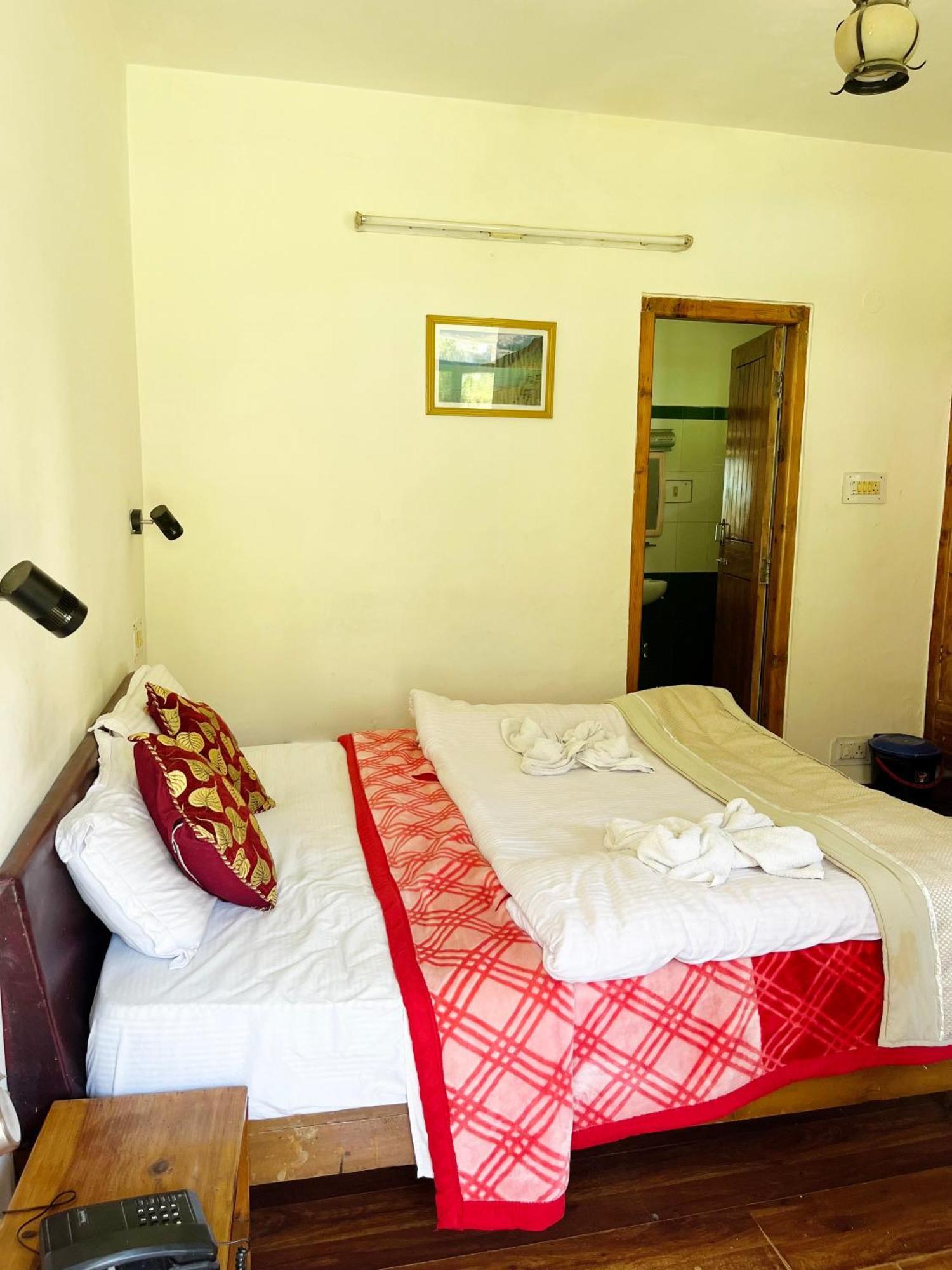 Tourist Hotel 10 Minutes Walking Distance From The Mall Manāli Dış mekan fotoğraf