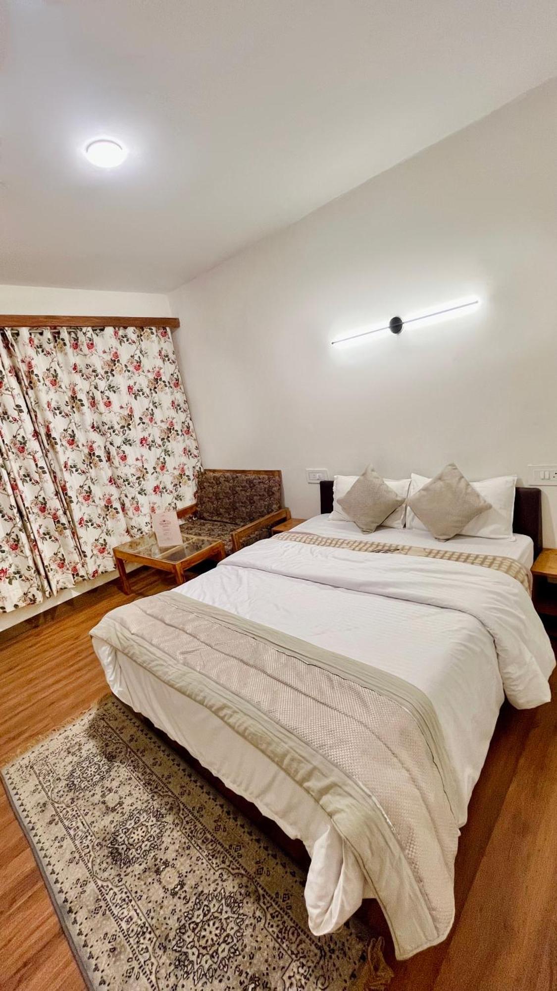 Tourist Hotel 10 Minutes Walking Distance From The Mall Manāli Dış mekan fotoğraf