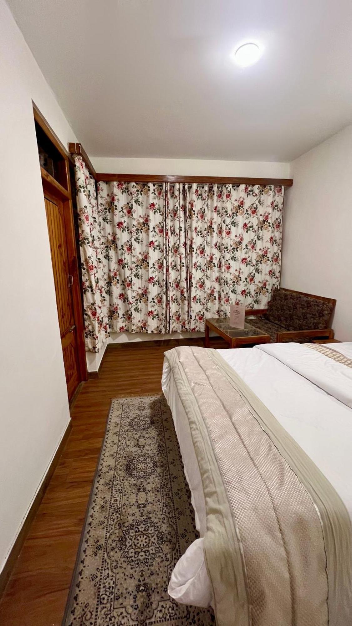 Tourist Hotel 10 Minutes Walking Distance From The Mall Manāli Dış mekan fotoğraf