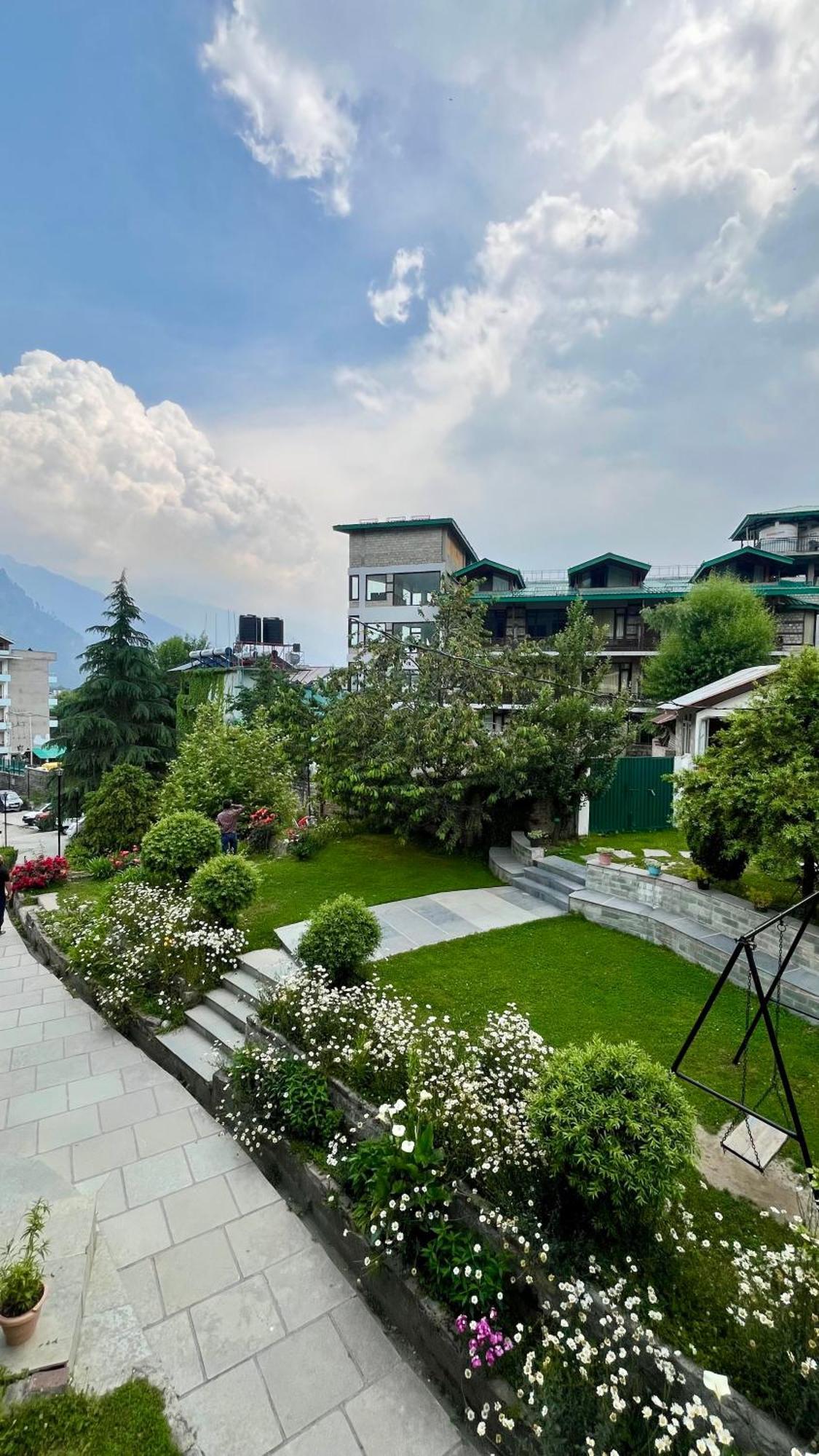 Tourist Hotel 10 Minutes Walking Distance From The Mall Manāli Dış mekan fotoğraf